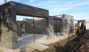 Construction d'une maison passive à Chavagnes-en-Paillers avec le bloc Thermibloc et l'entreprise CMBB